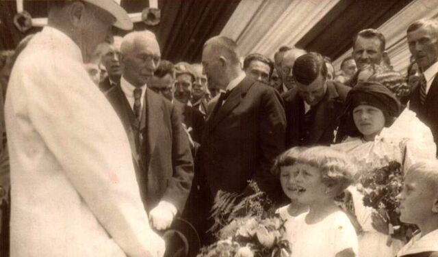 „Tomášku, umej si už ty ruky!“ Ano, i TGM s tím nejspíš měl problémy… (otec Slovák z Kopčan, mluvil slovensky, matka Moravanka, tedy mluvila v moravském nářečí Hodonínska). Návštěva Tomáše Garrigua Masaryka v Kroměříži. Zdroj archiv pamětníka Jaroslava Kozlíka